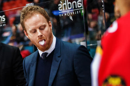 Luleås tränare Jonas Rönnqvist tuggar tuggummi