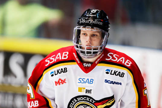 Luleås Daniel Mannberg på uppvärmningen innan