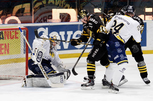 s Mark Hurtubise framför målet