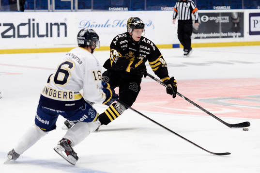 s Patric Blomdahl och HV71:s Filip Sandberg