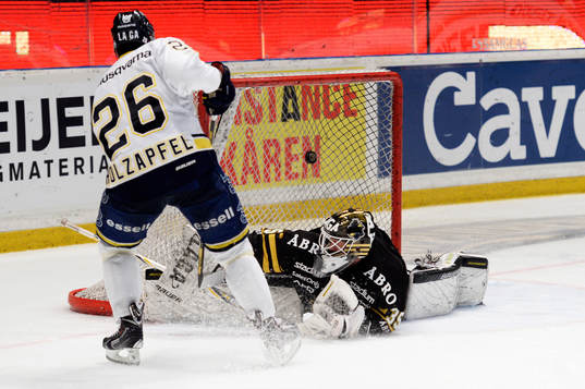 s Riley Holzapfel gör 1-1