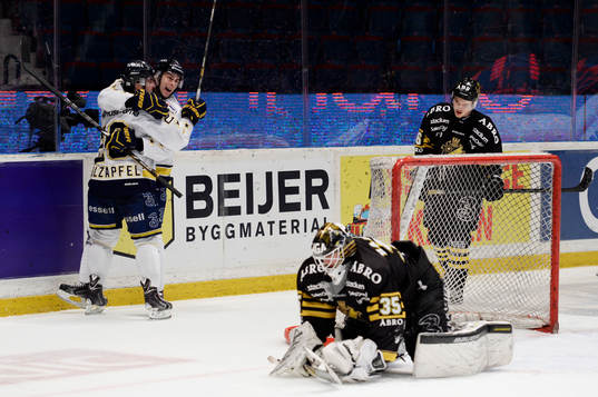 s Riley Holzapfel och Eric Christensen jublar