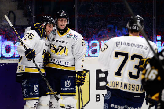 s Riley Holzapfel och Eric Christensen jublar