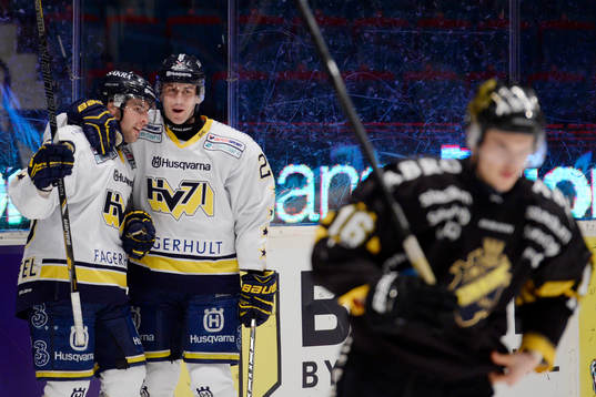 s Riley Holzapfel och Eric Christensen jublar