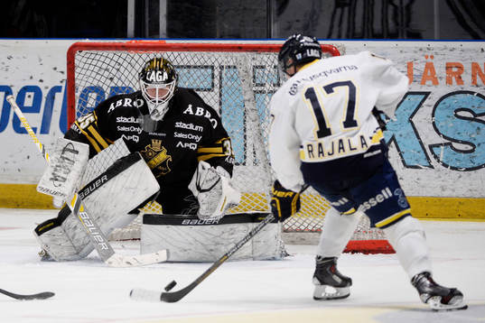 s Toni Rajala utmanar AIK:s målvakt Alexander Hamberg