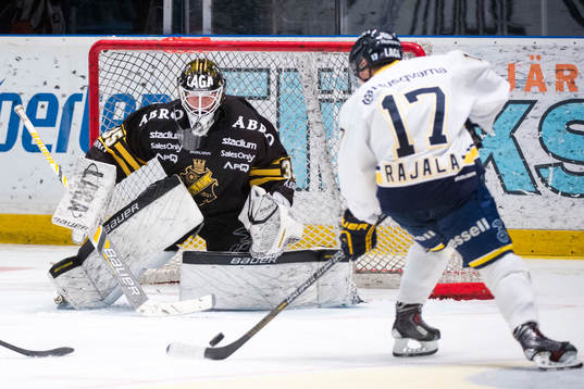 s målvakt Alexander Hamberg täcker upp hela målet