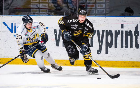 s Elias Fälth jagar AIK:s Guntis Galvins