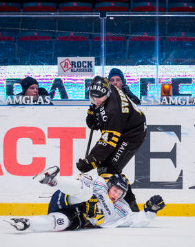 s Toni Rajala på isen framför AIK:s Fredrik Svensson