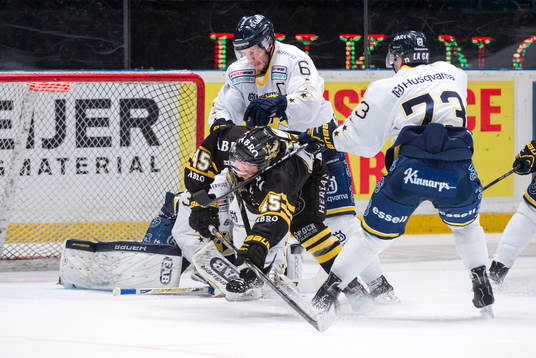 s Oscar Steen trycks till av HV71:s Oscar Fantenberg och
