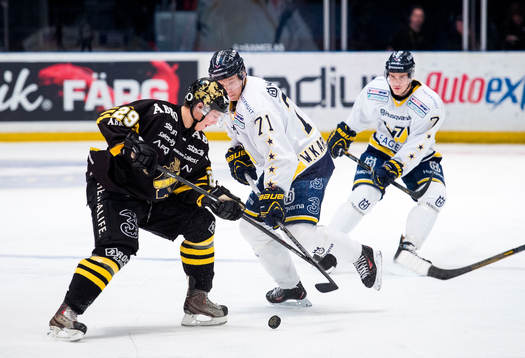 s Henrik Rommel tar hand om pucken