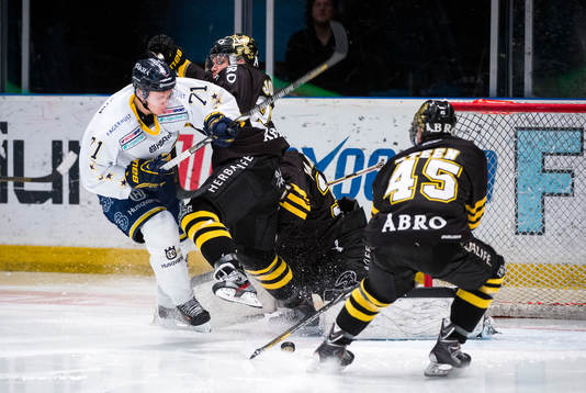 s Derek Joslin trycker undan HV71:s William Karlsson