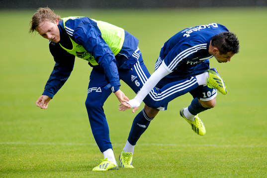 IFK Göteborgs Ludwig Augustinsson kolliderar med Daniel