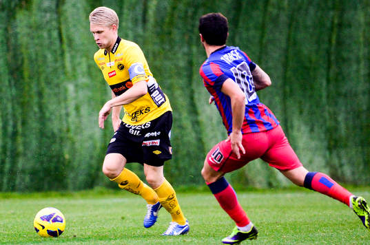 Elfsborgs Johan Larsson jagas av Steaua Bucarests Tanase