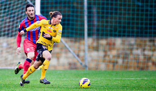 Elfsborgs Niklas Hult jagas av Steaua Bucarests  Piovaccari