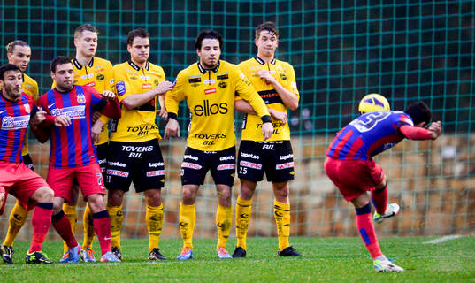 Steaua Bucarests Stanciu Nicolae skjuter en frispark mot