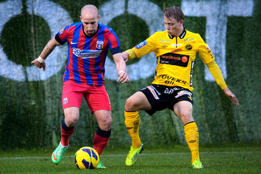 Steaua Bucarest Iasmin Latovlevici jagas av Elfsborgs Simon