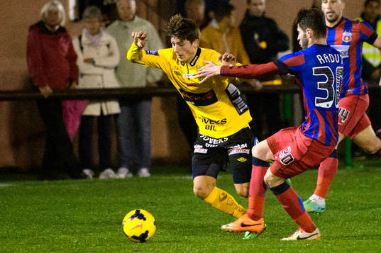 Elfsborgs Arber Zeneli jagas av Steaua Bucarest Mihai Radut