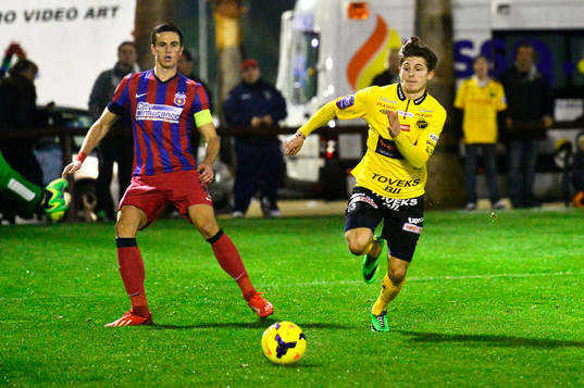 Elfsborgs Arber Zeneli jagar boll