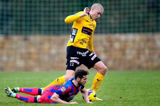 Elfsborgs Sebastian Holmén snor bollen från Steaua
