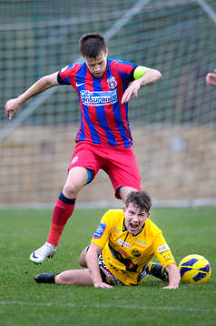 Elfsborgs Marcus Rohdén faller framför Steaua Bucarest