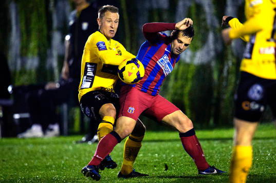 Elfsborgs Andreas Klarström i kamp om bollen med Steaua