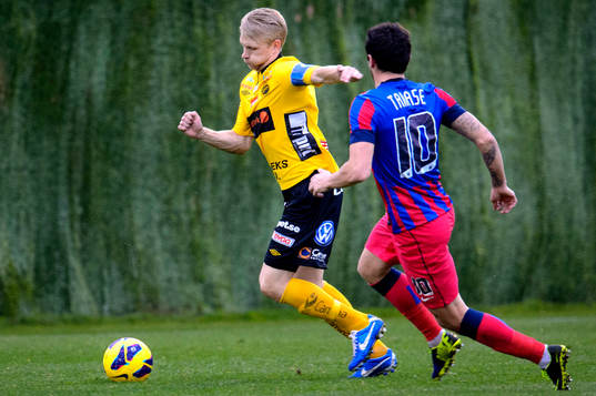 Elfsborgs Johan Larsson jagas av Steaua Bucarest Christian
