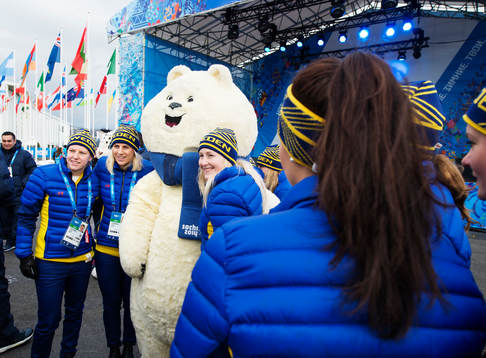 Spelare ur damkronorna med Kim Martin Hasson (mitten)
