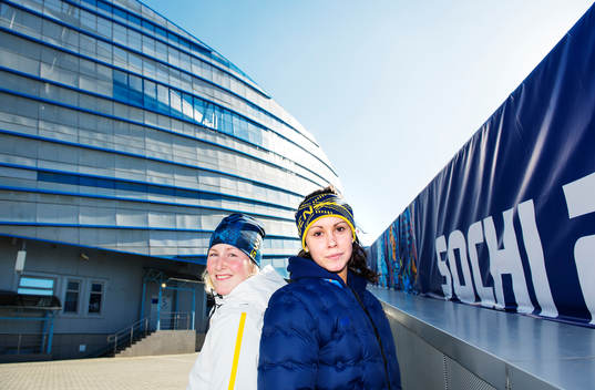 Sveriges målvakter Kim Martin Hasson och Valentina Wallner
