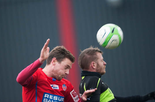 Helsinborgs Arnor Smarasson nickduellerar i