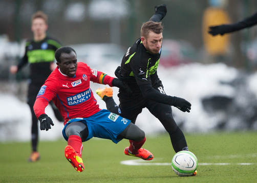 Helsinborgs Emmanuel Boateng tacklas omkull i