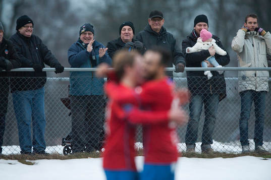 Publiken, gammal som ung, jublar över 1-0, Helsingborgs