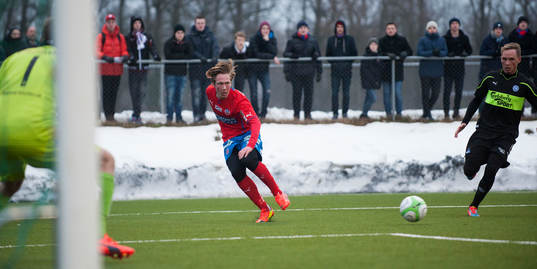 Helsingborgs Gustav Jarl skickar in passningen till