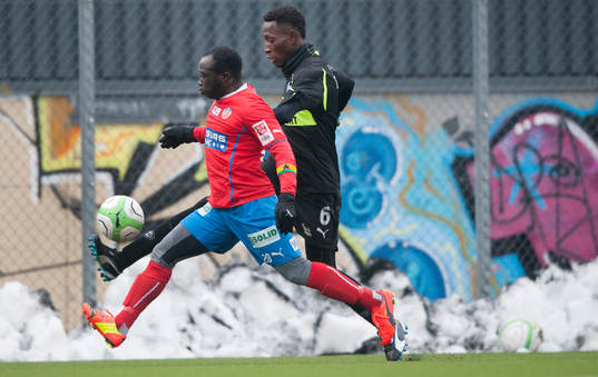 Helsingborgs Emmanuel Boateng i glasögon i