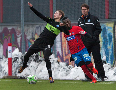 Helsingborgs David Accam i glasögon i träningsmatchen