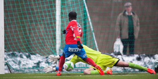 Helsingborgs Emmanuel Boateng i glasögon i