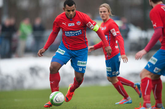 Helsingborgs Alvaro Santos i glasögon i träningsmatchen