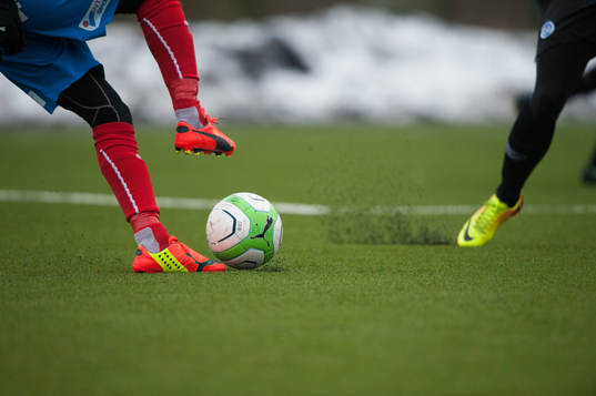 Bollbehandling på konstgräset, fotboll, fotbollsskor