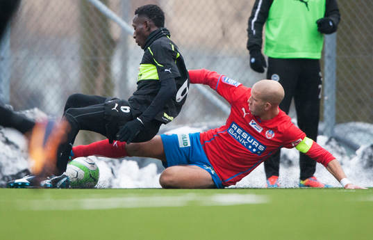 Helsingborgs Mattias Lindström glidtacklar i