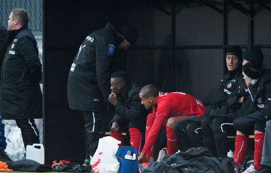 Helsingborgs Walid Atta och Pär Hansson på bänken i