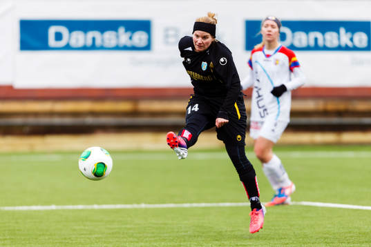 Kopparberg/Göteborgs Sara Linden skjuter ett skott
