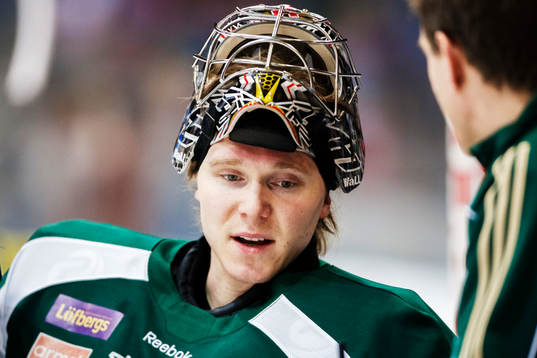 Färjestads målvakt Pekka Tuokkola på uppvärmningen
