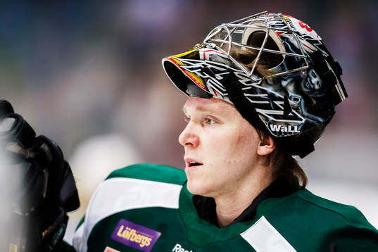 Färjestads målvakt Pekka Tuokkola på uppvärmningen