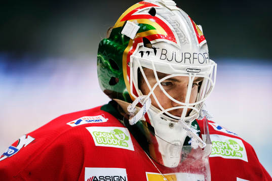 Frölundas målvakt Linus Fernström på uppvärmningen