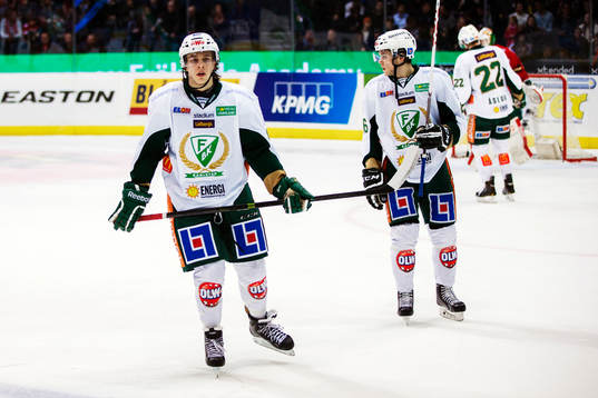 Färjestads Ludwig Byström och Joakim Nygård på väg