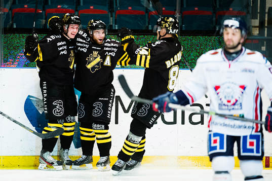 s Dennis Nordström (vänster) jublar