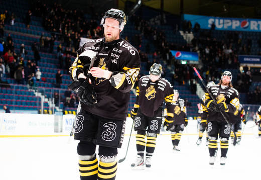 s  Michael Nylander deppar när han åker av isen