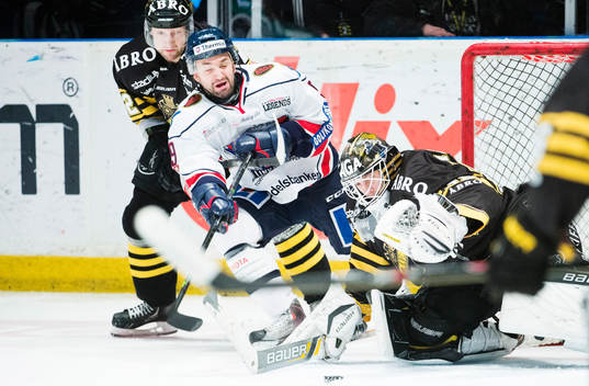 s Michael Nylander och Linköpings  Eric Himmelfarb i kamp