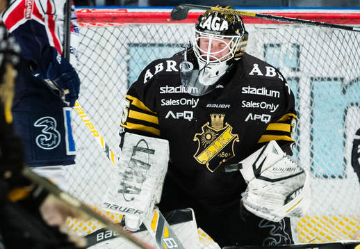 s målvakt Alexander Hamberg  får en smäll och gör en