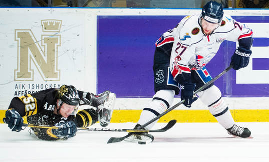 s Guntis Galvins försöker ta pucken från Linköpings