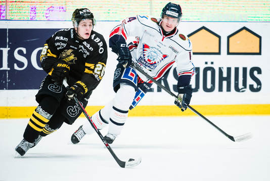 s Mattias Janmark  och Linköpings  Mark Matheson i kamp om